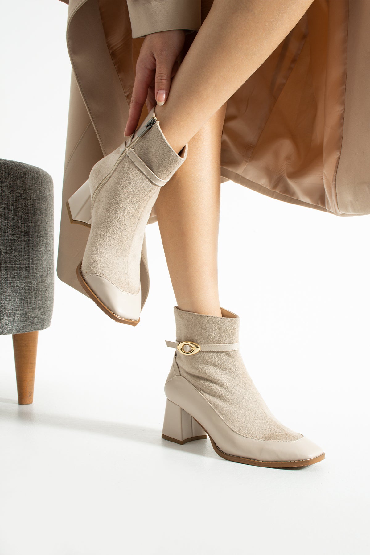 Women's Suede Heeled Boots 5cm - Square Toe Buckled Zipper Contrast Detailed Bootie