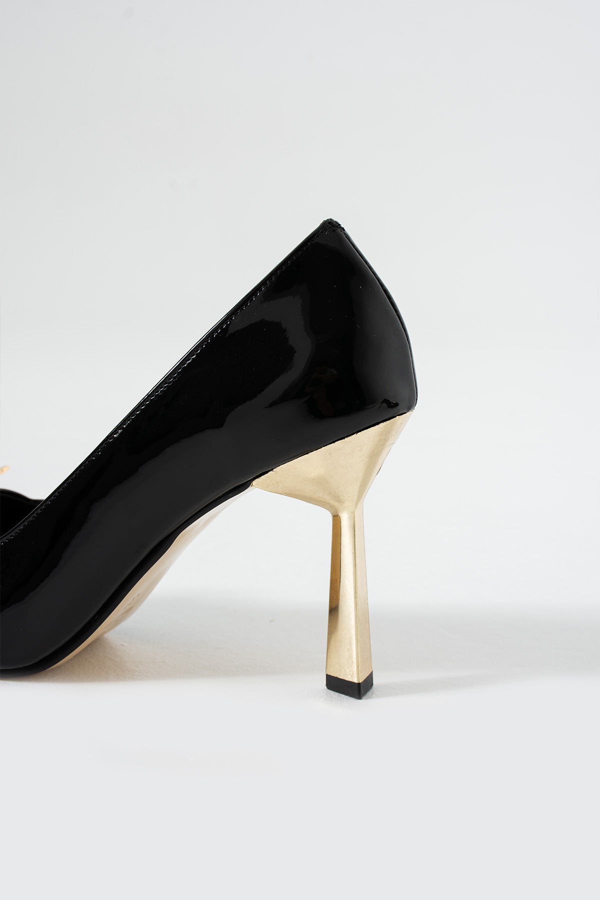 Patent Heel 9 cm with Gold Detailed Buckle Accessory