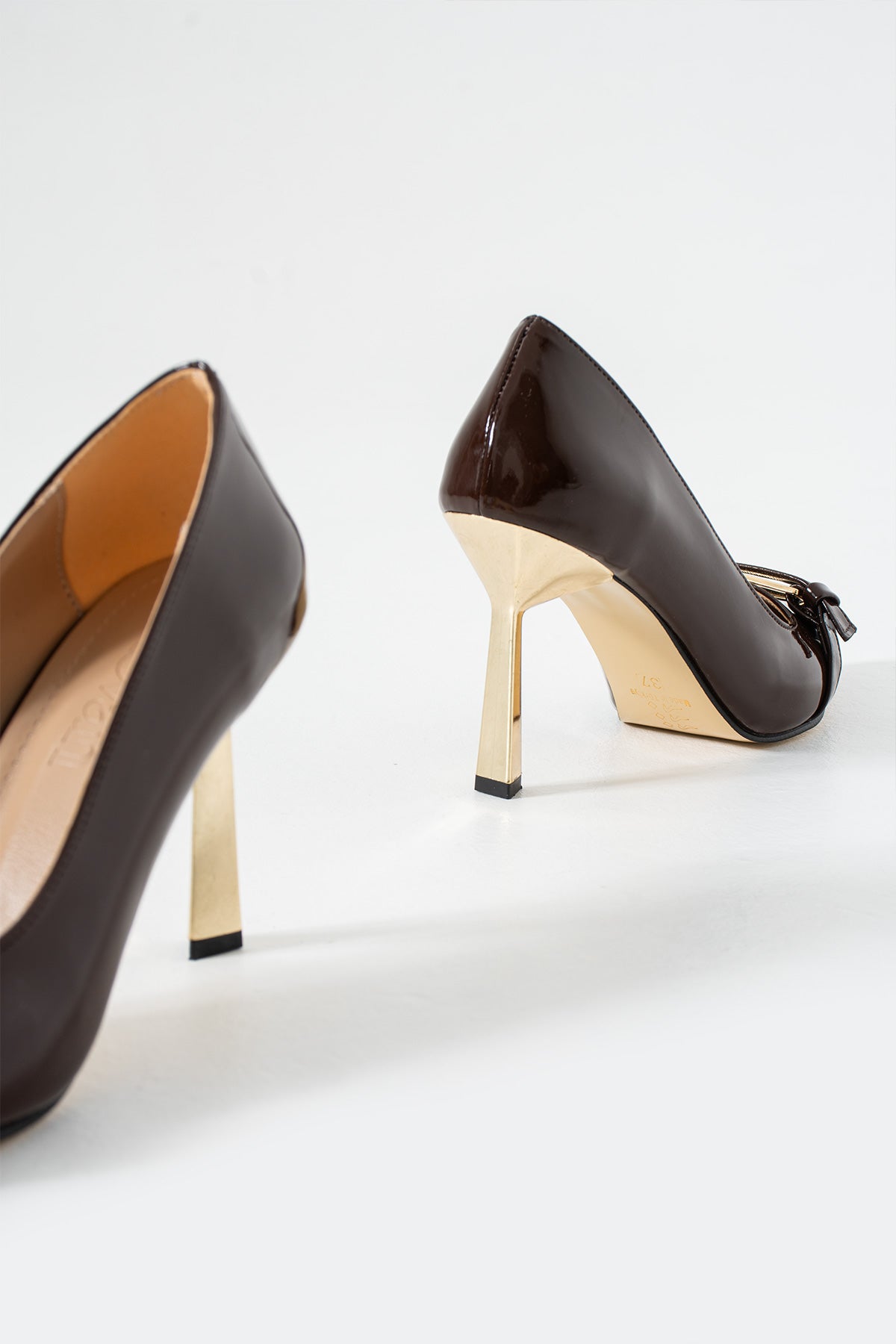 Patent Heel 9 cm with Gold Detailed Buckle Accessory