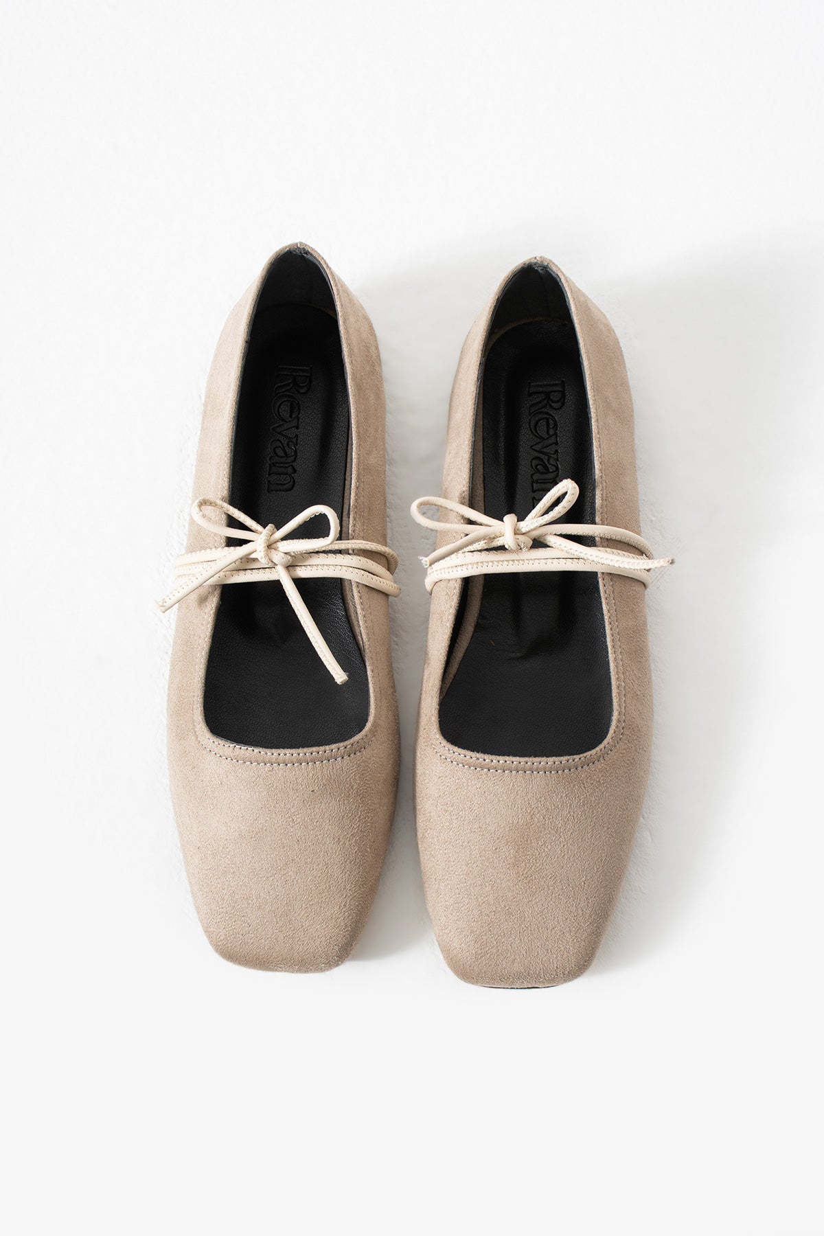 Ela Bağcıklı Balerina